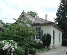 Of note are the 6 over 6 windows and the low hip roof.; Martina Braunstein, 2007.