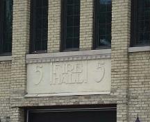 Featured is the engraving “Fire Hall 5” above the former vehicle door on the façade.; Martina Braunstein, 2007.