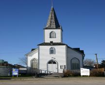 Vue de la façade principale - de l'est de l'église unitarienne de Gimli, Gimli, 2005; Historic Resources Branch, Manitoba Culture, Heritage, Tourism and Sport, 2005