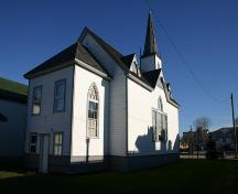 Vue des façades sud et ouest - du sud-ouest de l'église unitarienne de Gimli, Gimli, 2005; Historic Resources Branch, Manitoba Culture, Heritage, Tourism and Sport, 2005