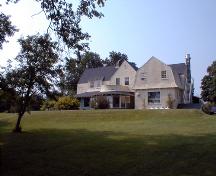 Le fort Tipperary - Vue globale du site avec l’ancienne maison Shaughnessy à l’arrière-plan.; PNB 2004