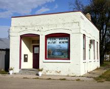 Façade principale - du sud-est de l'édifice de la banque canadienne impériale de commerce d'Elgin, Elgin, 2005; Historic Resources Branch, Manitoba Culture, Heritage, Tourism and Sport, 2005
