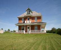 Façade principale - de l'ouest de la maison patrimoniale de Marringhurst, région de Glenora, 2005; Historic Resources Branch, Manitoba Culture, Heritage, Tourism and Sport, 2005