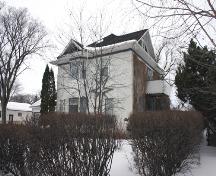 Façades principales - du sud-est de la maison Friesen, Steinbach, 2006; Historic Resources Branch, Manitoba Culture, Heritage, Tourism and Sport, 2006