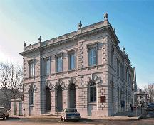 Vue générale de l'ancien bureau de poste de Kingston, qui montre la pierre vermiculaire très rustiquée du rez-de-chaussée surmonté de maçonnerie en pierre de taille lisse, les ouvertures en plein cintre et une entrée en retrait à arche triple.; Parks Canada Agency / Agence Parcs Canada.