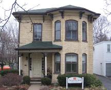 Façade of the Italianate Kuntz-Eckert House, 2007.; Lindsay Benjamin, 2007.