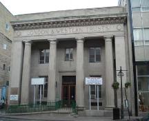 Of note are the four Doric columns and frieze.; Martina Braunstein, 2007.