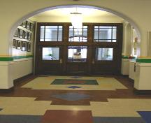 Vestibule principal dans l'école Principal Sparling, Winnipeg, 2006; Historic Resources Branch, Manitoba Culture, Heritage, Tourism and Sport, 2006