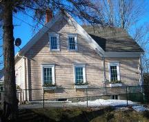 East elevation including addition, 38 School Street, Mahone Bay, NS, 2009.; Heritage Division, NS Dept. of Tourism, Culture and Heritage, 2009.