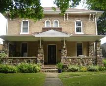 Of note are the brackets below the eaves and the twin round-headed windows in the second-storey.; Kayla Jonas, 2007.