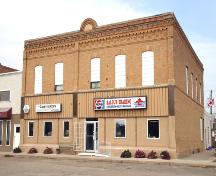 Façade principale - du sud-est de l'édifice Fowler, Baldur, 2005; Historic Resources Branch, Manitoba Culture, Heritage, Tourism and Sport, 2005