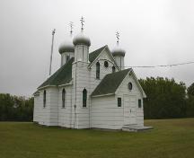 Façades principales - du nord-ouest de l'église orthodoxe ukrainienne Saint-Pierre-et-Saint-Paul, Seech, 2004; Historic Resources Branch, Manitoba Culture, Heritage, Tourism and Sport, 2004