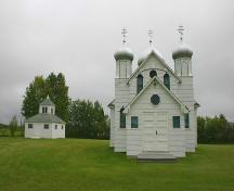 Vue d'ensemble - de l'ouest de l'église  orthodoxe ukrainienne Saint-Pierre-et-Saint-Paul, Seech, 2004; Historic Resources Branch, Manitoba Culture, Heritage, Tourism and Sport, 2004