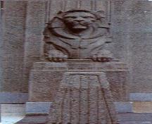 Vue en détail du pont Lions Gate, qui montre une des deux grandes sculptures de lions en béton inspirées du style Art déco réalisées par Charles Marega, un sculpteur de Vancouver, 2003.; Parks Canada Agency / Agence Parcs Canada, Judith Dufresne, 2003.