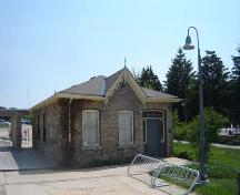 Of note is the centre gable with gingerbread detailing.; Martina Braunstein, 2007.
