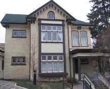 Featured is the façade of the Kuntz-Labatt's House as seen from King Street South, 2007.; Lindsay Benjamin, 2007.