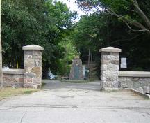 Featured is a fieldstone wall with a pillared gateway and a plaque honouring World War I veterans.; Kayla Jonas, 2007.