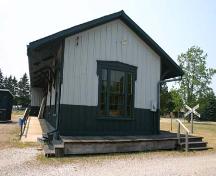 Of note is the side gable roof, wide overhanging eaves and prominent brackets.; Ministry of Culture, 2007.
