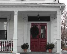 Cette photographie montre l'entrée de l'édifice, 2005; City of Saint John