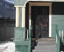 Cette photographie montre l'entrée et les bases en bardeaux des pilastres carrés, 2005; City of Saint John