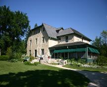 Vue du nord-est des jardins et des façades secondaires de la maison du Captain William Kennedy, région de Lockport, 2005; Historic Resources Branch, Manitoba Culture, Heritage, Tourism and Sport, 2005