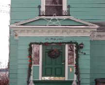 Cette photographie montre l'entrée de l'édifice, 2005; City of Saint John