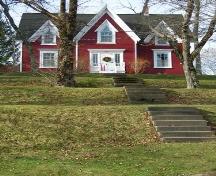 Front elevation including terraces and concrete steps, 121 Edgewater Street, Mahone Bay, NS, 2009.; Heritage Division, NS Dept. of Tourism, Culture and Heritage, 2009