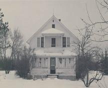 Vue de la façade principale de la maison de 1925 à la Ferme Maple Grove de Seager Wheeler, 1994.; Parks Canada Agency / Agence Parcs Canada, E. Mills, 1994.