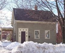 Le 650, rue Charlotte, vue de la façade avant montrant l'extérieur simple et le porche récent; City of Fredericton