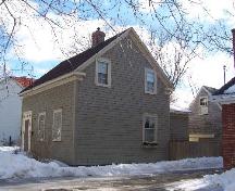 Vue du côté ouest de 650, rue Charlotte, montrant le pignon; City of Fredericton