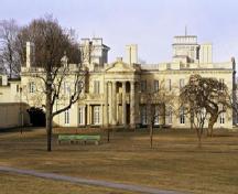 Vue de la façade principale du château Dundurn, qui montre sa masse irrégulière et sa conception pittoresque, 1995.; Parks Canada Agency / Agence Parcs Canada, J. Butterill, 1995.