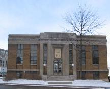 The facade of the building emphasizes the architectural symmetry of the Art Deco style, 2007.; Lindsay Benjamin, 2007.
