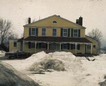 Vue de la façade principale, montrant son caractère imposant, du fait de ses deux étages et demi à cinq baies, et du bloc central d'un étage, flanqué d'ailes, en une seule baie, 1975.; Canadian Inventory of Historic Buildings/ Inventaire des bâtiments historiques du Canada, ca.1975