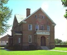 Vue en angle du palais de justice territorial, qui montre la construction en brique avec garnitures de grès, sur des fondations en pierre, 1987.; Parks Canada Agency/ Agence Parcs Canada, 1987.