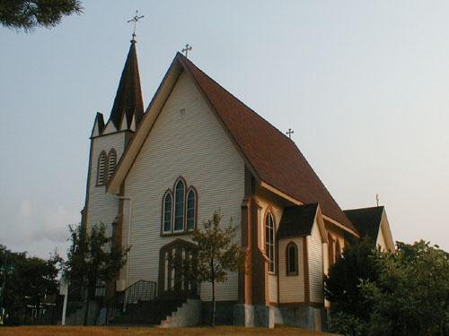 Vue en angle de la façade avant de l'édifice