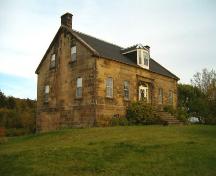 Side perspective, Peter Smyth House, Port Hood, 2004.; Heritage Division, Nova Scotia Department of Tourism, Culture and Heritage, 2004