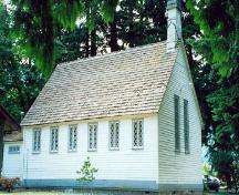 Side view of Christ Church, showing the windows with diamond-shaped glass panes and hand-made sashes, 1994.; Agence Parcs Canada/ Parks Canada Agency, Janet Wright, 1994.