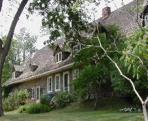 Vue arrière de la maison Trestler, qui montre les murs de moellons, 2001.; Parks Canada Agency / Agence Parcs Canada, 2001.