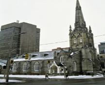 Vue du côté de l'église presbytérienne St. Paul / ancienne église St. Andrew, qui montre la tour avec une flèche en pierre élancée, 1994.; Parks Canada Agency / Agence Parcs Canada, J. Butterill, 1994.