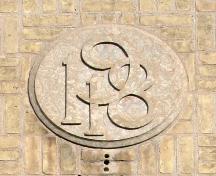 Détail de la pierre de date sur l'école Julia Clark, Winnipeg, 2007; Historic Resources Branch, Manitoba Culture, Heritage, Tourism and Sport, 2007