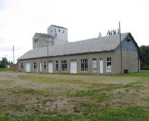 Vue générale des Doukhobors à Veregin, qui montre le hangar de chargement construit entre 1910 et 1912, 2004.; Parks Canada Agency / Agence Parcs Canada, Judith Dufresne, 2004.