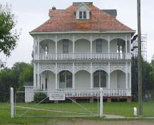 Vue générale des Doukhobors à Veregin, qui montre la maison de prière construite vers 1917, 2004.; Parks Canada Agency / Agence Parcs Canada, Judith Dufresne, 2004.