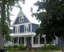 Side angle of dwelling showing the southern exposure and the front façade; City of Fredericton