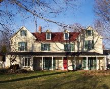 Image montrant la « façade avant » de la maison qui fait face à la cour; City of Fredericton