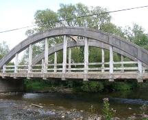 Of note are the eight vertical members.; Lyndsay Haggerty, 2007.