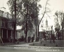 Presbytère - Église - Couvent, Berthierville, Que. L.Charpentier Ltée., Collection: BNQ, CP 259; Bibliothèque et Archives nationales du Québec