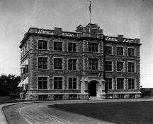 Historical view of the Former Archives Building, showing the façade prior to the perpendicular three-storey addition, circa 1923.; National Archives of Canada / Archives nationales du Canada, PA-34242.