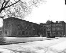 Exterior view of the Former Archives Building, showing the consistent use of fireproof materials such as fire-retardant brick, terra cotta, steel, iron, concrete and plaster.; National Archives of Canada / Archives nationales du Canada, C-15204.