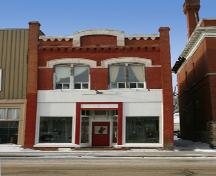 Façade principale - de l'est du bâtiment Nelson Butt, Carberry, 2007; Historic Resources Branch, Manitoba Culture, Heritage, Tourism and Sport, 2007