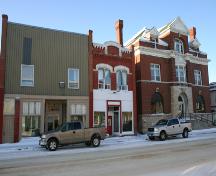 Vue d'ensemble - du sud-est du bâtiment Nelson Butt, Carberry, 2007; Historic Resources Branch, Manitoba Culture, Heritage, Tourism and Sport, 2007
